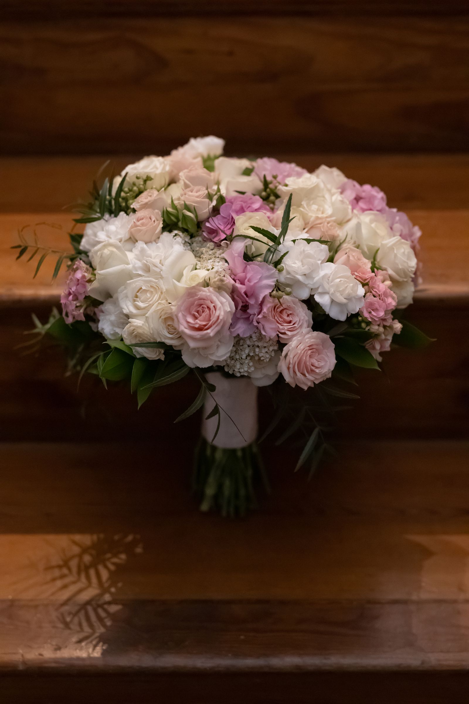 Brautstrauß mit weißen und rosa Rosen